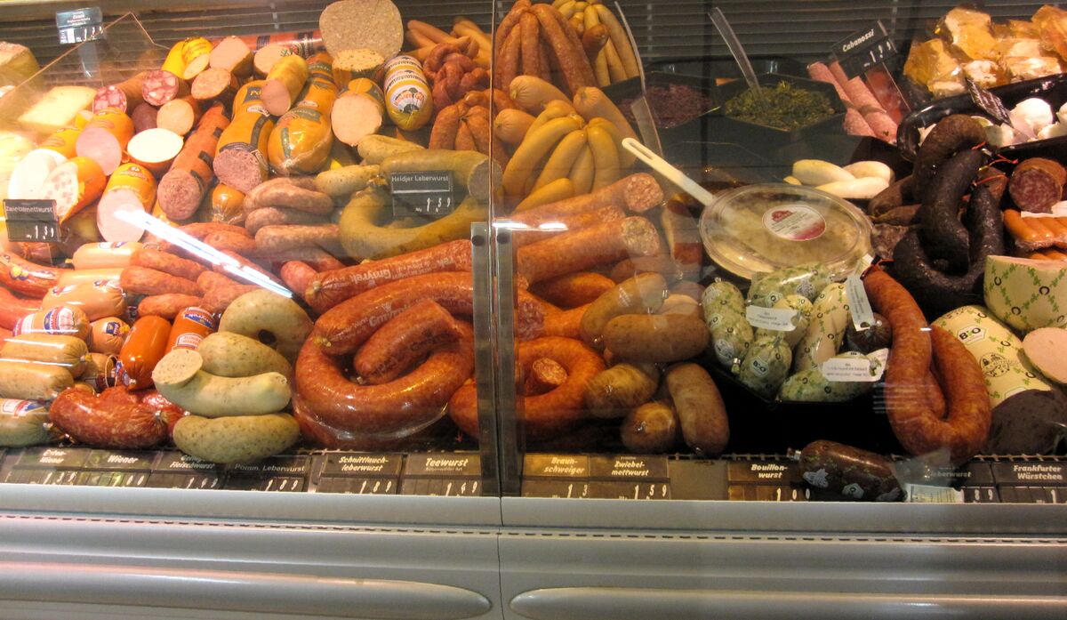 Mostrador de un comercio con género a la vista