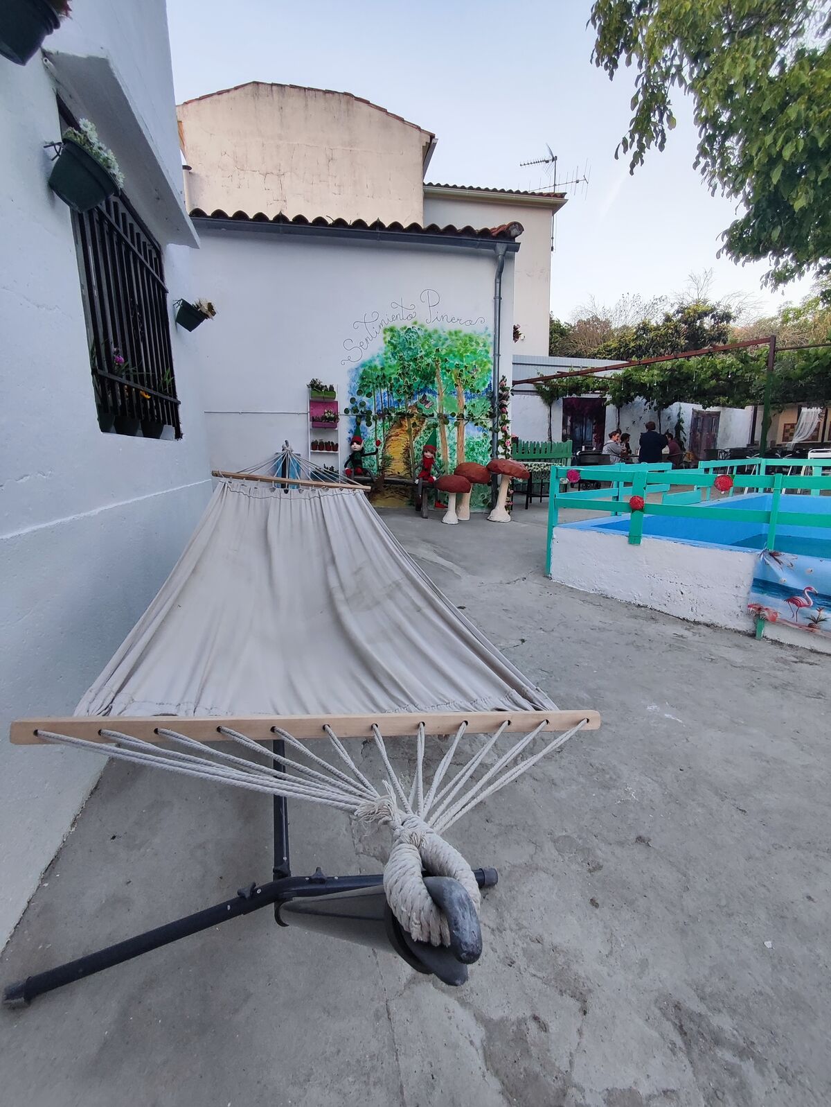 Terraza de un bar con mesas y sillas