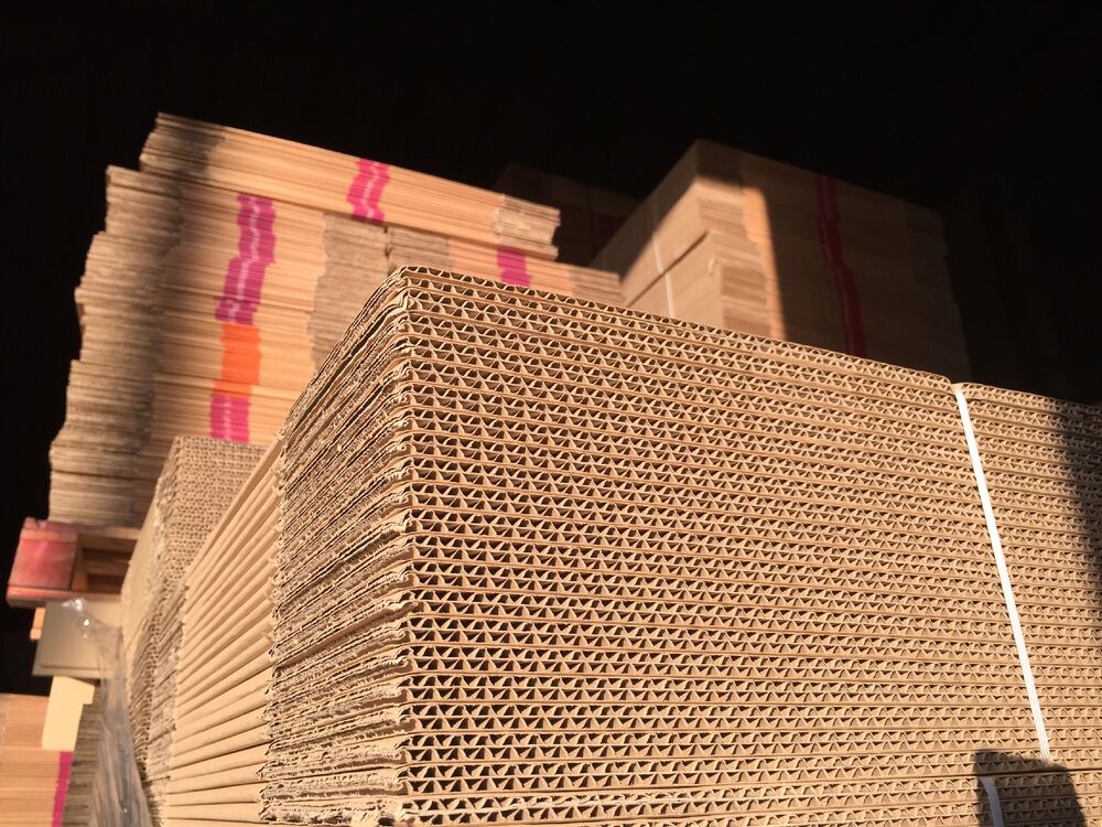 Cajas de cartón apiladas listas para su envío