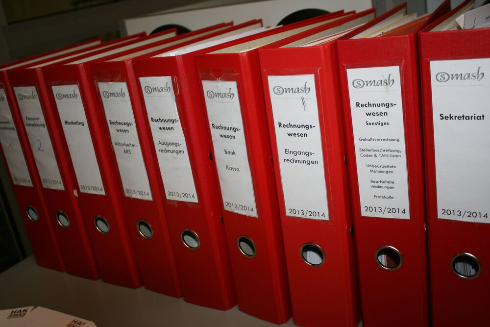 Archivadores de documentación alineados en una estantería de oficina