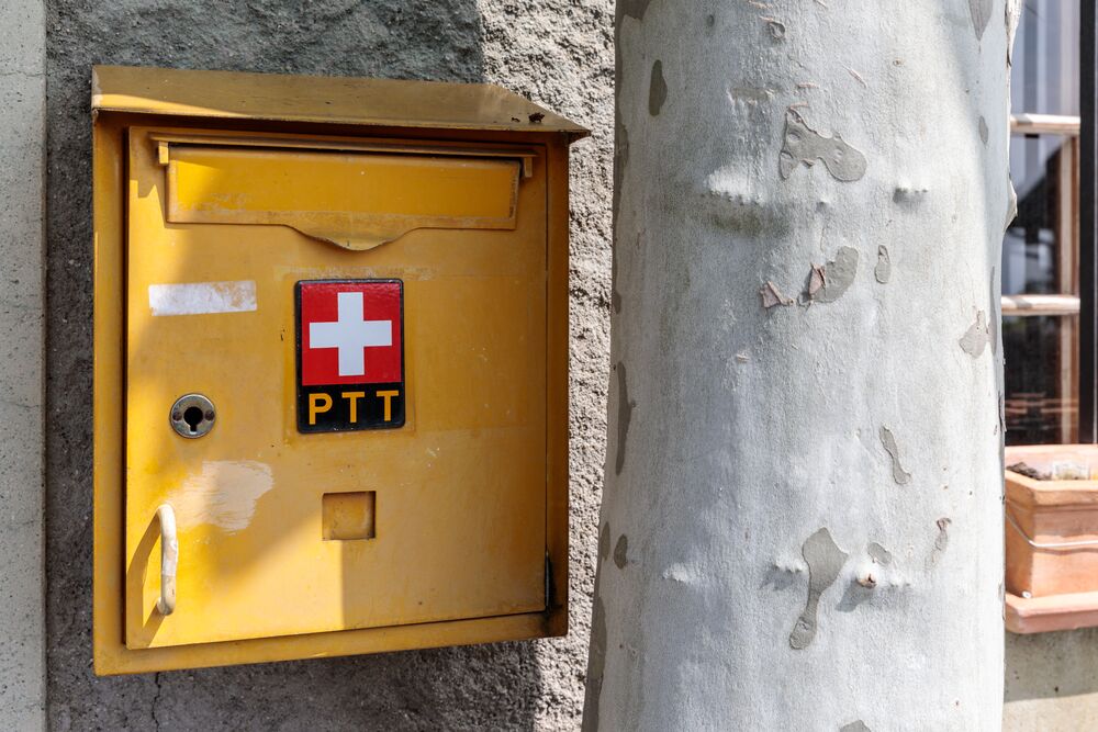Buzón de correos metálico en una pared