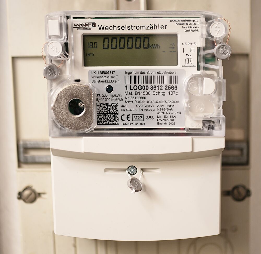 Contador eléctrico digital instalado en un cuadro