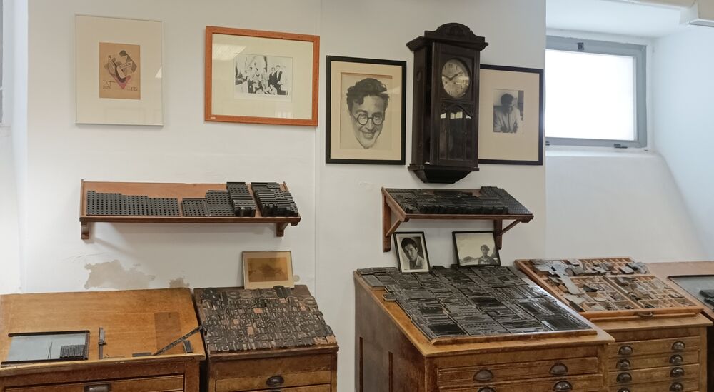 Reloj de pared antiguo colgado en una nave