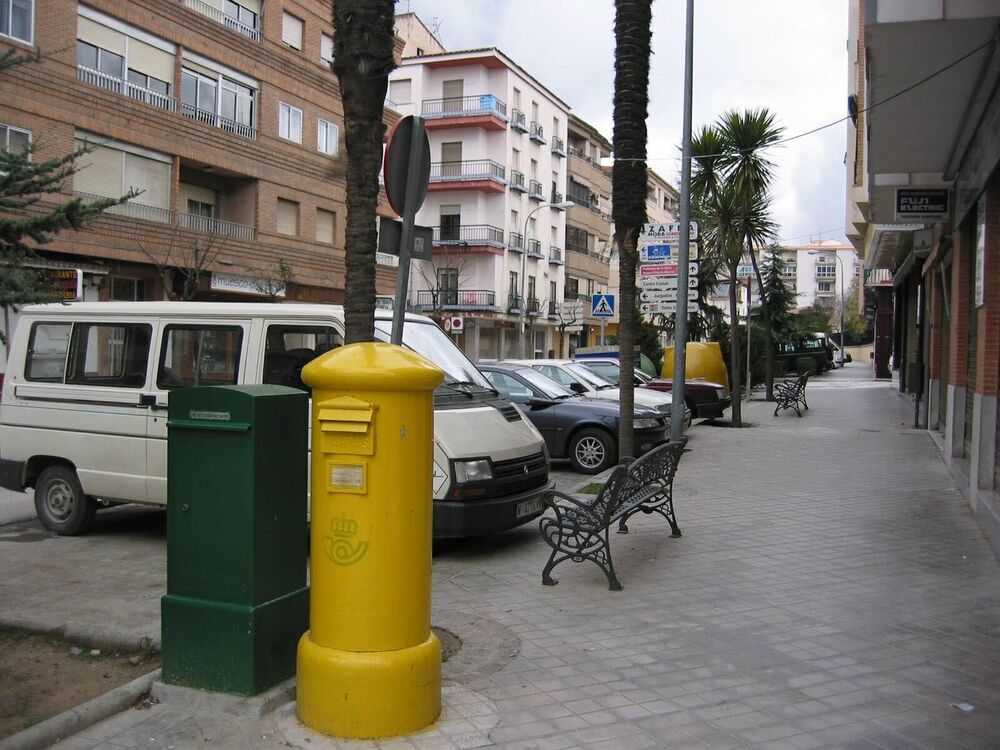 Buzón de Correos amarillo en una pared