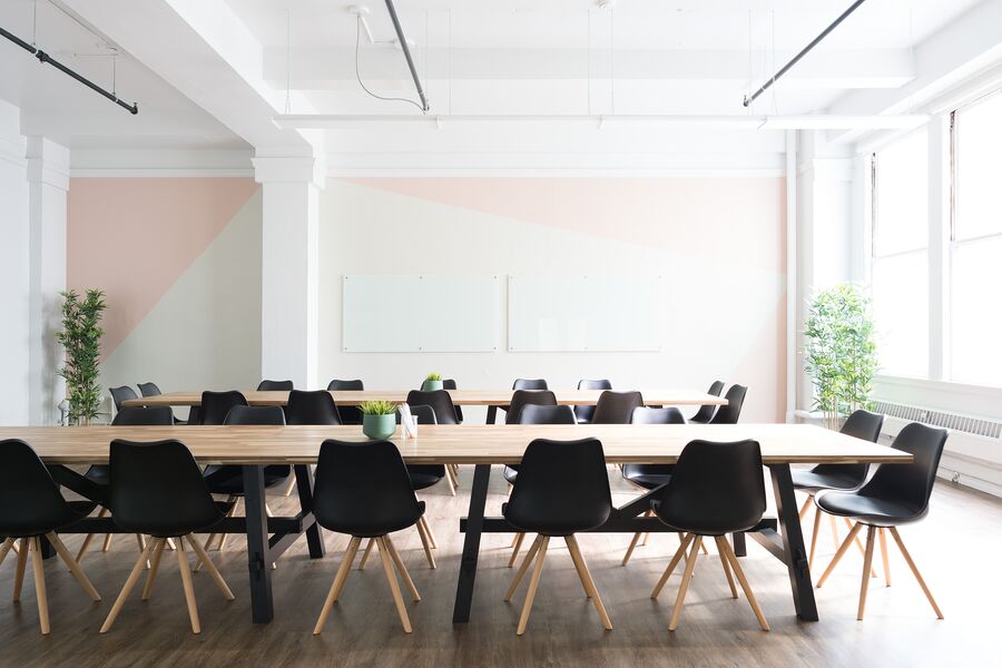 Sala de reuniones con mesa larga y sillas