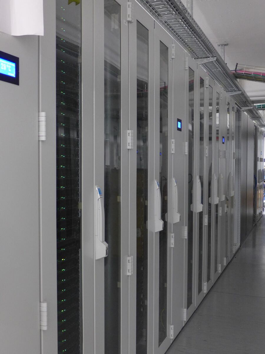 Pasillo de armarios en la sala de servidores de un centro de datos