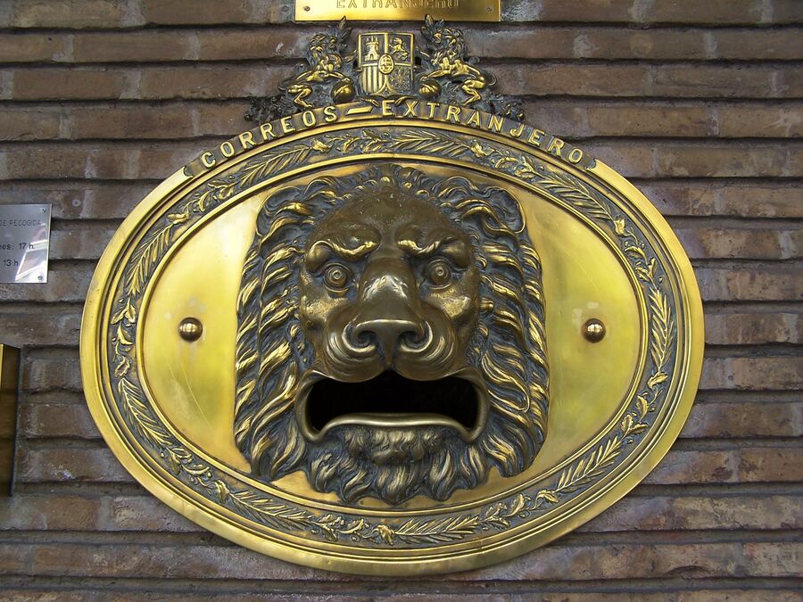 Buzón de Correos en la fachada de un edificio