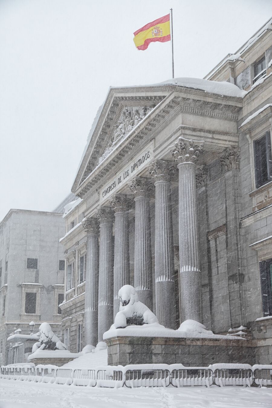 Fachada del Congreso de los Diputados, en Madrid, cubierta de nieve