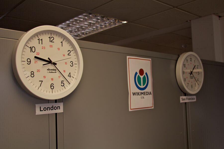 Relojes de pared en una oficina