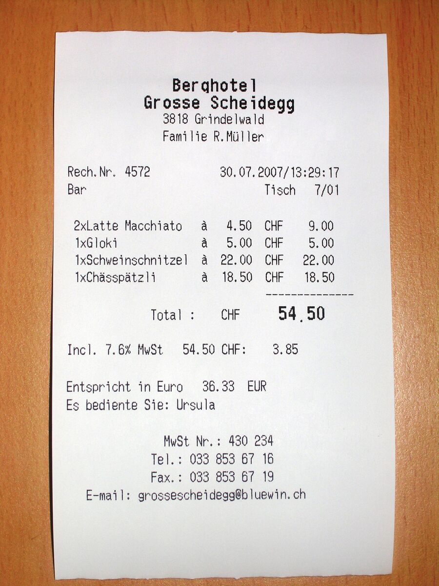 Ticket de compra impreso sobre una mesa