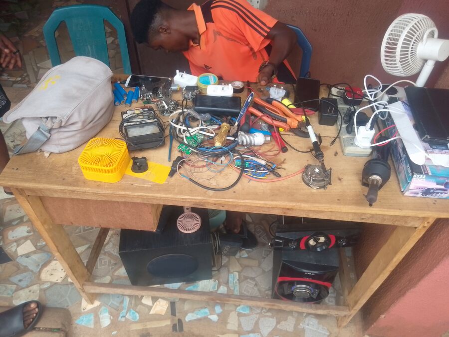 Banco de trabajo de un taller de reparación de electrónica