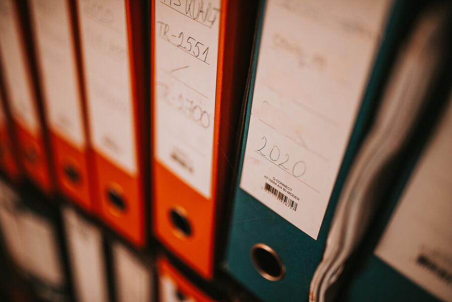 Archivadores de colores en una estantería de oficina