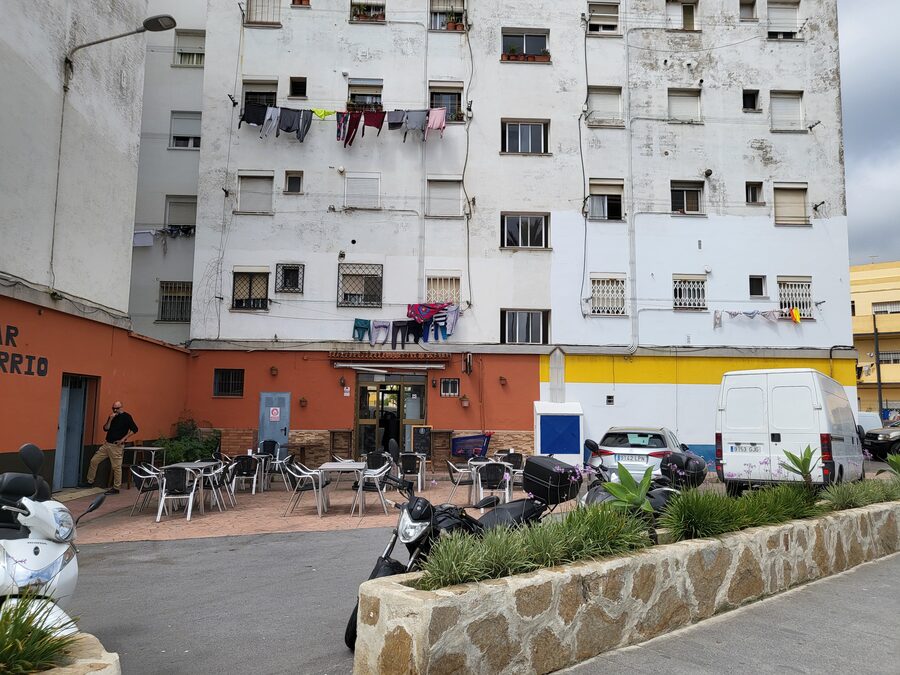 Bloque de viviendas con locales comerciales en la planta baja
