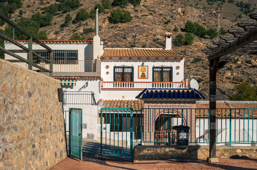 Viviendas unifamiliares escalonadas en la ladera de un pueblo