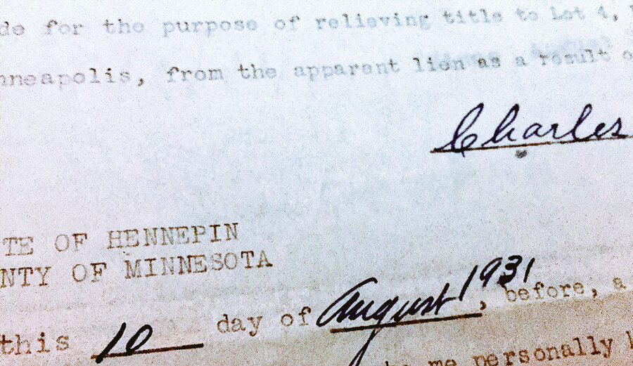 Documento antiguo mecanografiado con una firma manuscrita
