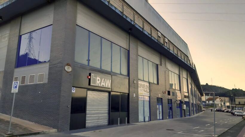 Fachada del pabellón de Kareaga Kalea 65 con el rótulo de la Sala RAW y el aparcamiento exterior
