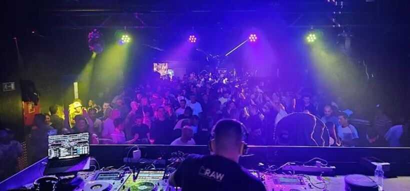Pista de la Sala RAW llena durante una sesión, vista desde la cabina del DJ