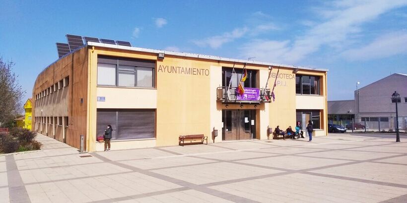 Fachada de una casa consistorial de un municipio español, con el rótulo «Ayuntamiento» y la bandera en el balcón