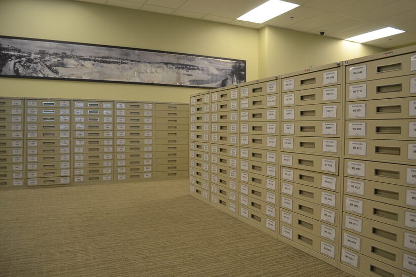 Sala de archivo con decenas de armarios metálicos de cajones etiquetados