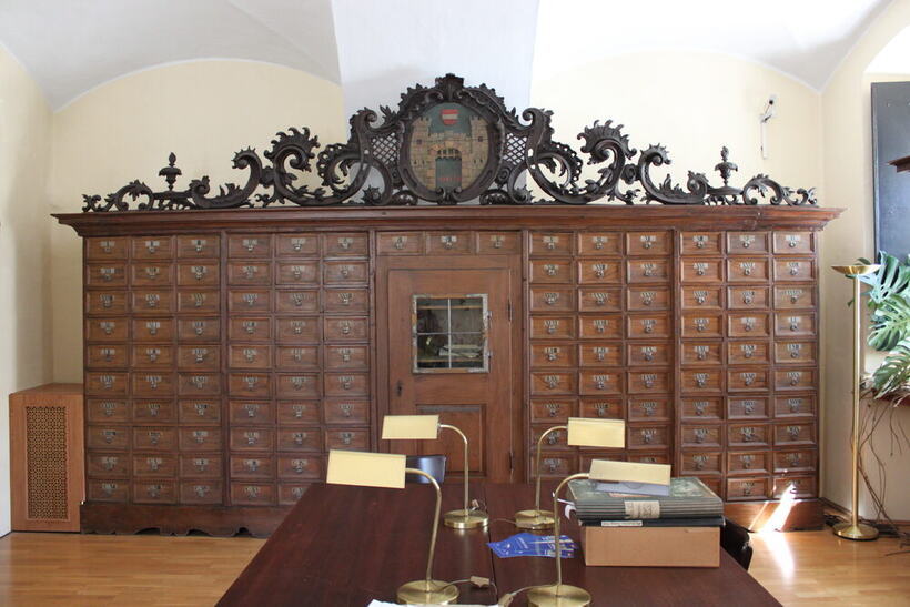 Gran mueble archivador de madera con decenas de cajones etiquetados en una sala de consulta
