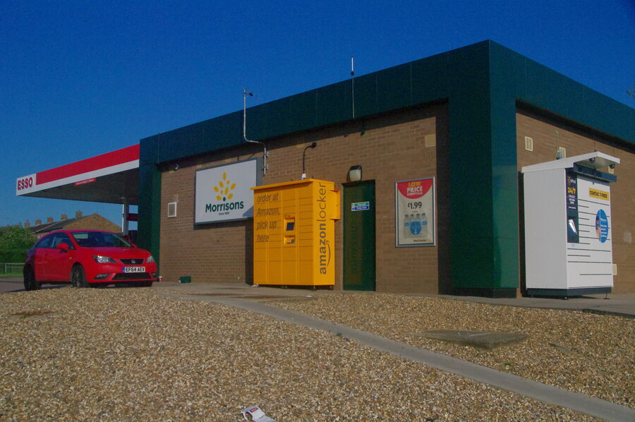 Taquilla de recogida de paquetes instalada en el exterior de una gasolinera