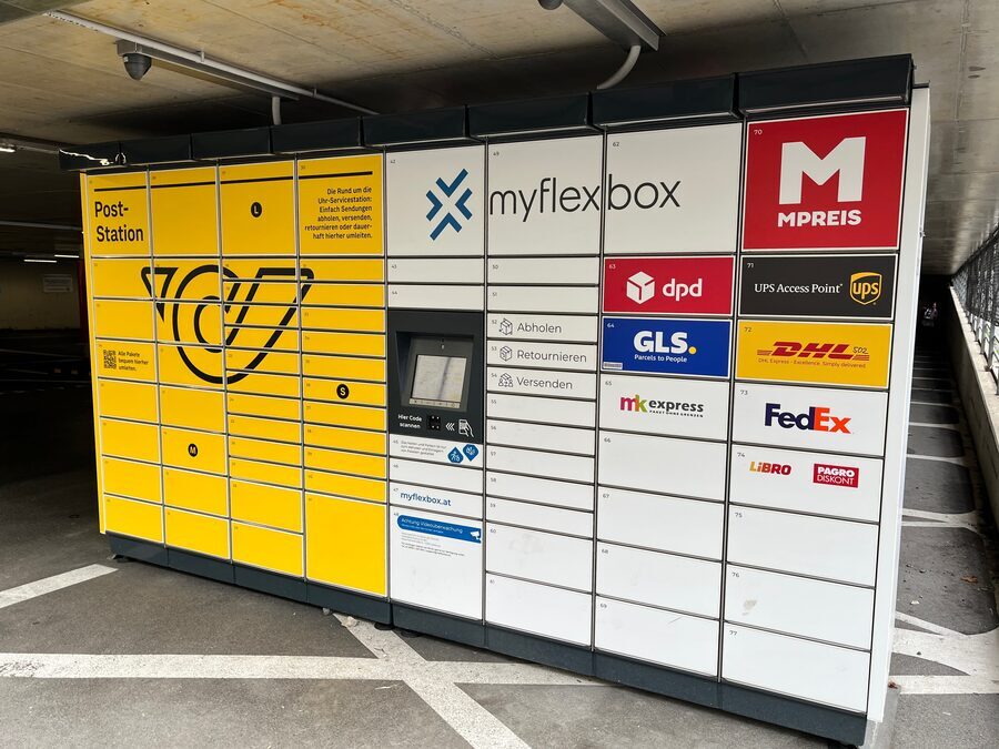 Taquillas automáticas de varias empresas de paquetería instaladas en un aparcamiento