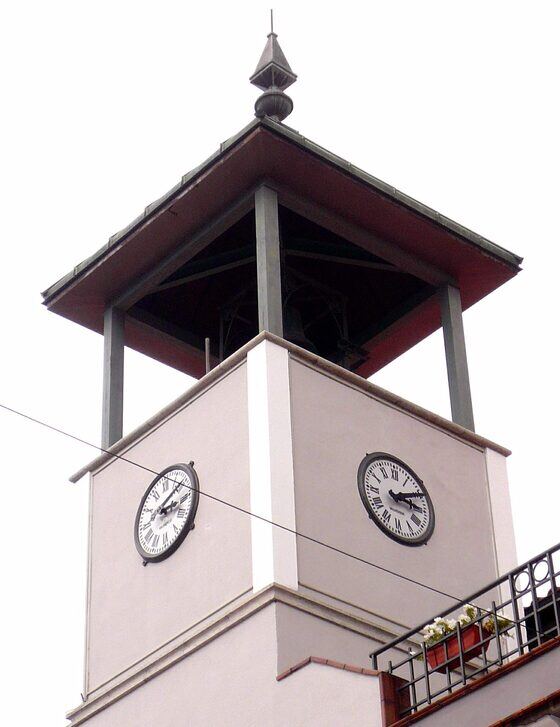 Torre del reloj de la casa consistorial de un municipio